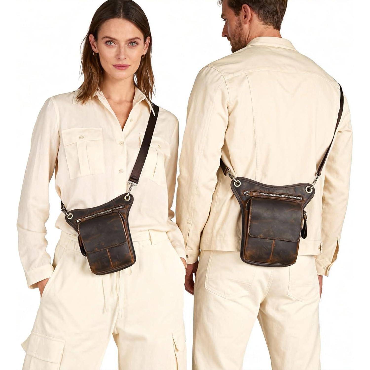 Modell in cremefarbenem Outfit mit einer dunkelbraunen Ledertasche mit Schultergurt, von vorne und hinten gezeigt, wobei die Größe der Tasche und die Platzierung des Riemens hervorgehoben werden.