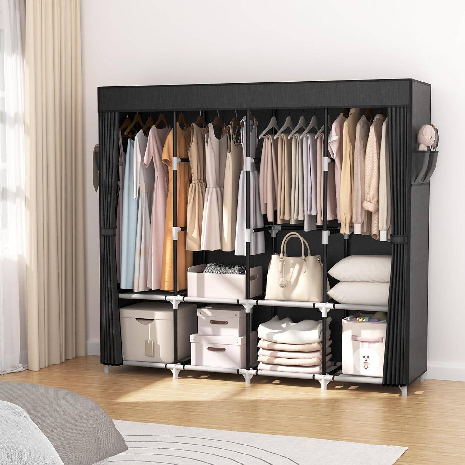Offener Kleiderschrank mit hängenden Hemden und Kleidern, Regalen mit Boxen und gefalteten Leinen und einer Handtasche in einem hellen Schlafzimmer.