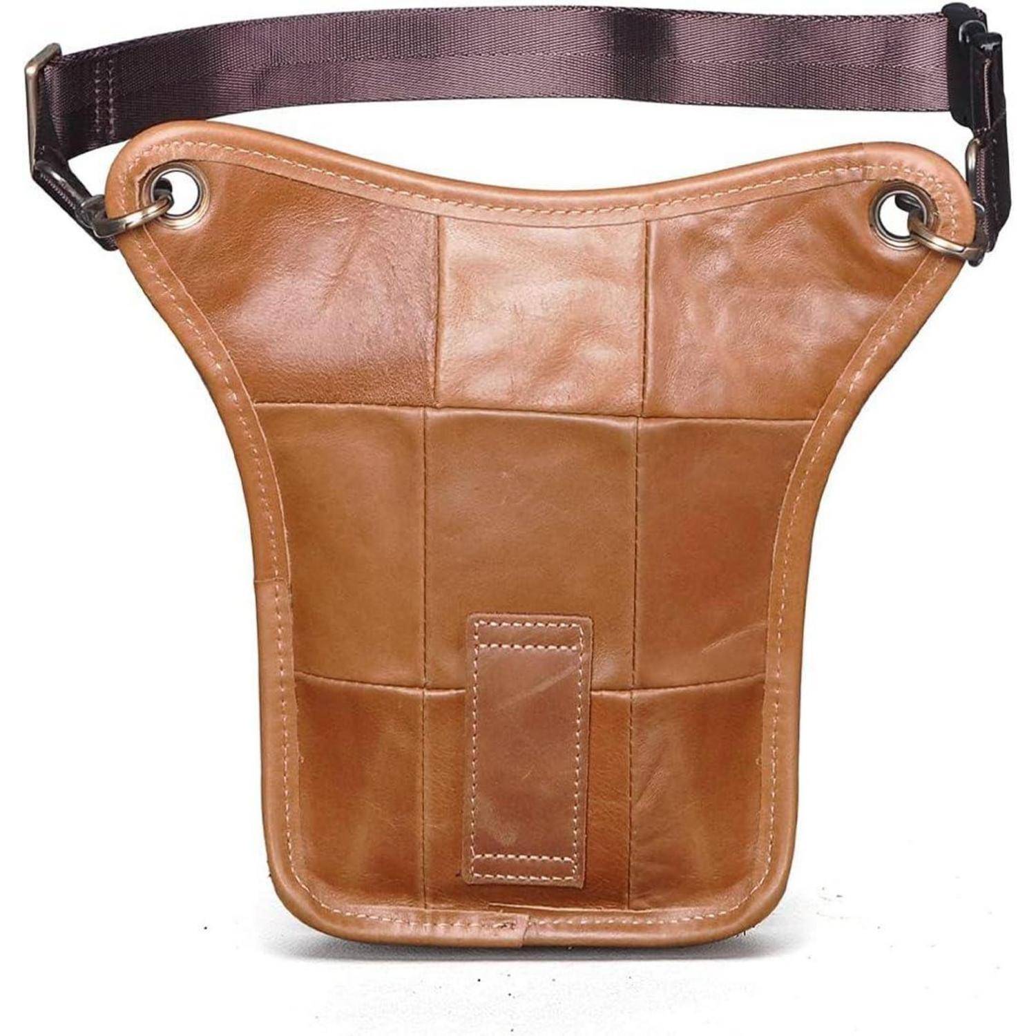 Braunes Ledergürteltäschchen mit verstellbarem Riemen und Vordertasche, vor weißem Hintergrund abgebildet.