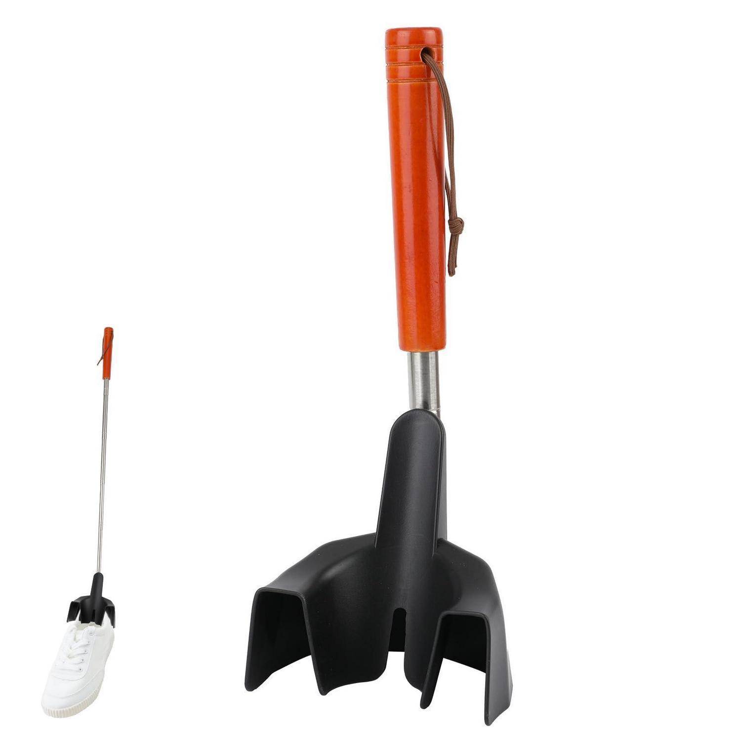 Gartengeräte mit orangegelbem Griff und schwarzem Krallenfuß, daneben links eine schuhgroße Schuhüberzug als Größenvergleich.