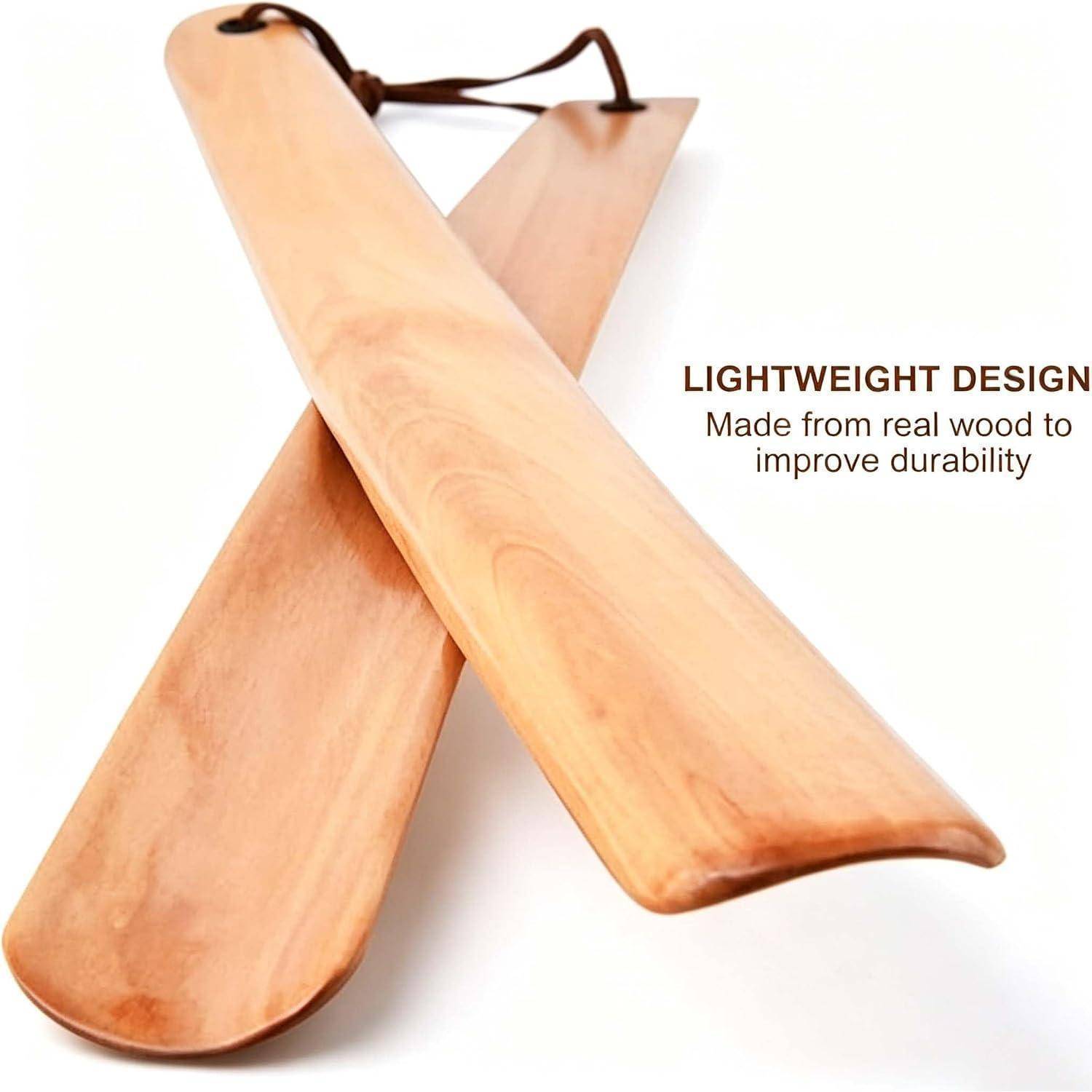 Zwei gekreuzte Holzschuhlöffel mit einem Riemen, beschriftet mit „LEICHTES DESIGN" und „Aus echtem Holz für verbesserte Haltbarkeit"".