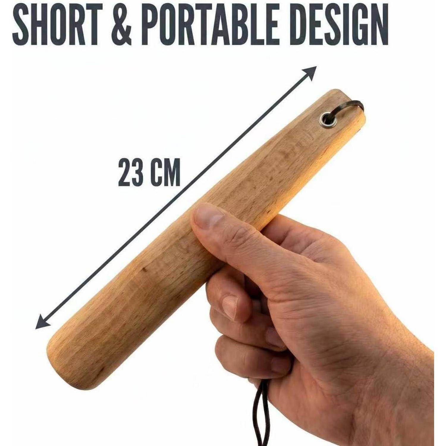 Hand hält einen kurzen, stabartigen Holzwerkzeug mit Schnur, beschriftet mit „KURZES & TRAGBARES DESIGN" und „23 CM"", diagonal angeordnet, um die Größe hervorzuheben.