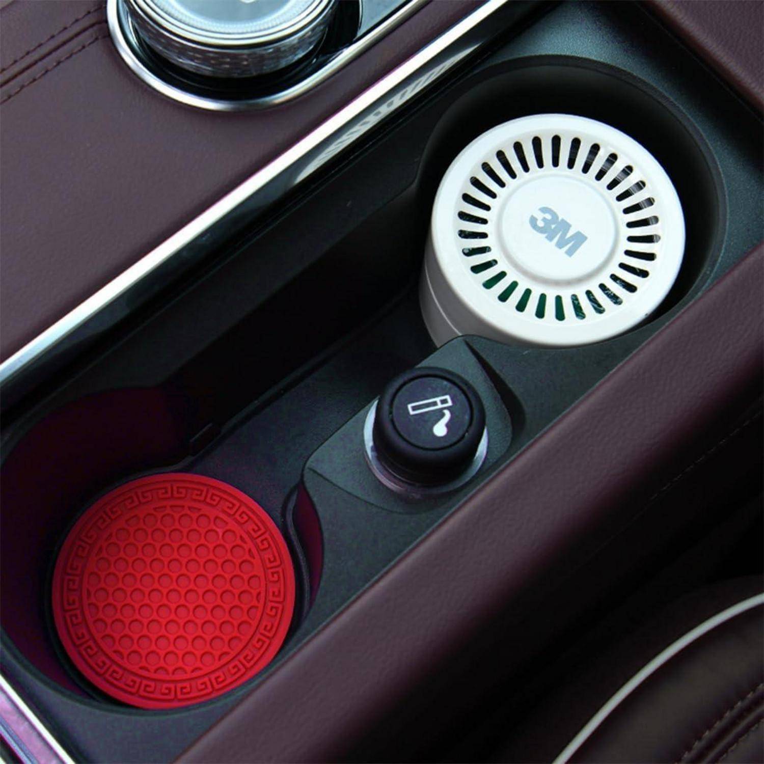 Getränkehalter-Einsatz für Auto mit roter 3M Rutschfestmatte, weißtem belüftetem Zubehör und schwarzem Telefonhalter-Knopf in einer Fahrzeugkonsole.