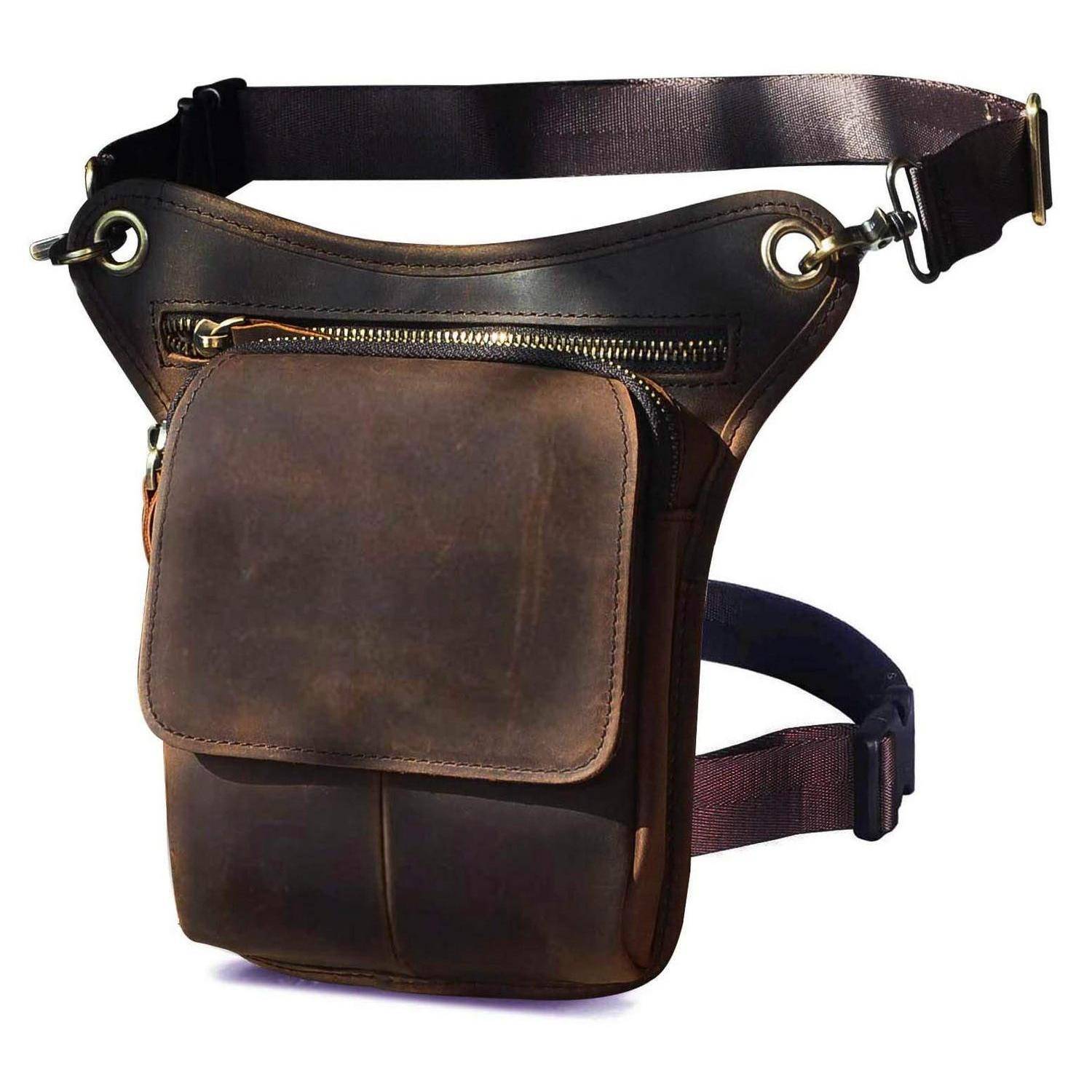 Braune Ledertasche für die Taille mit verstellbarem Gürtel, Reißverschlusstasche und vorderer Klapptasche auf weißem Hintergrund.