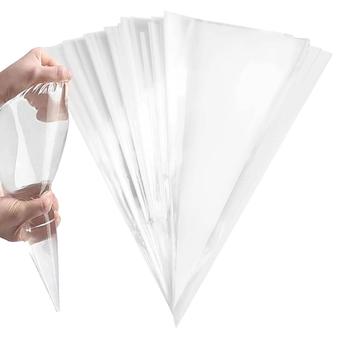 Hände halten einen Stapel von transparenten dreieckigen Spritzbeuteln, die zum Verzieren oder Füllen von Gebäck verwendet werden.