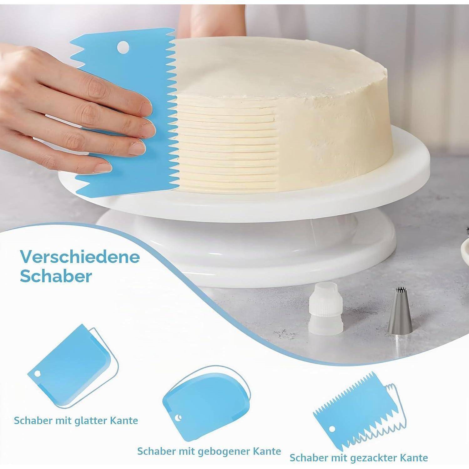 Hand glättet Zuckerguss auf einem Kuchen mit einem blauen Schaber; Bildausschnitt zeigt 