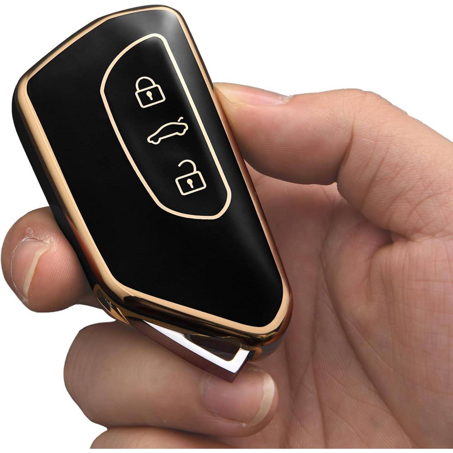 Eine Hand, die eine Autoschlüsselfernbedienung mit Tasten für Sperren, Kofferraum und Entsperren hält.