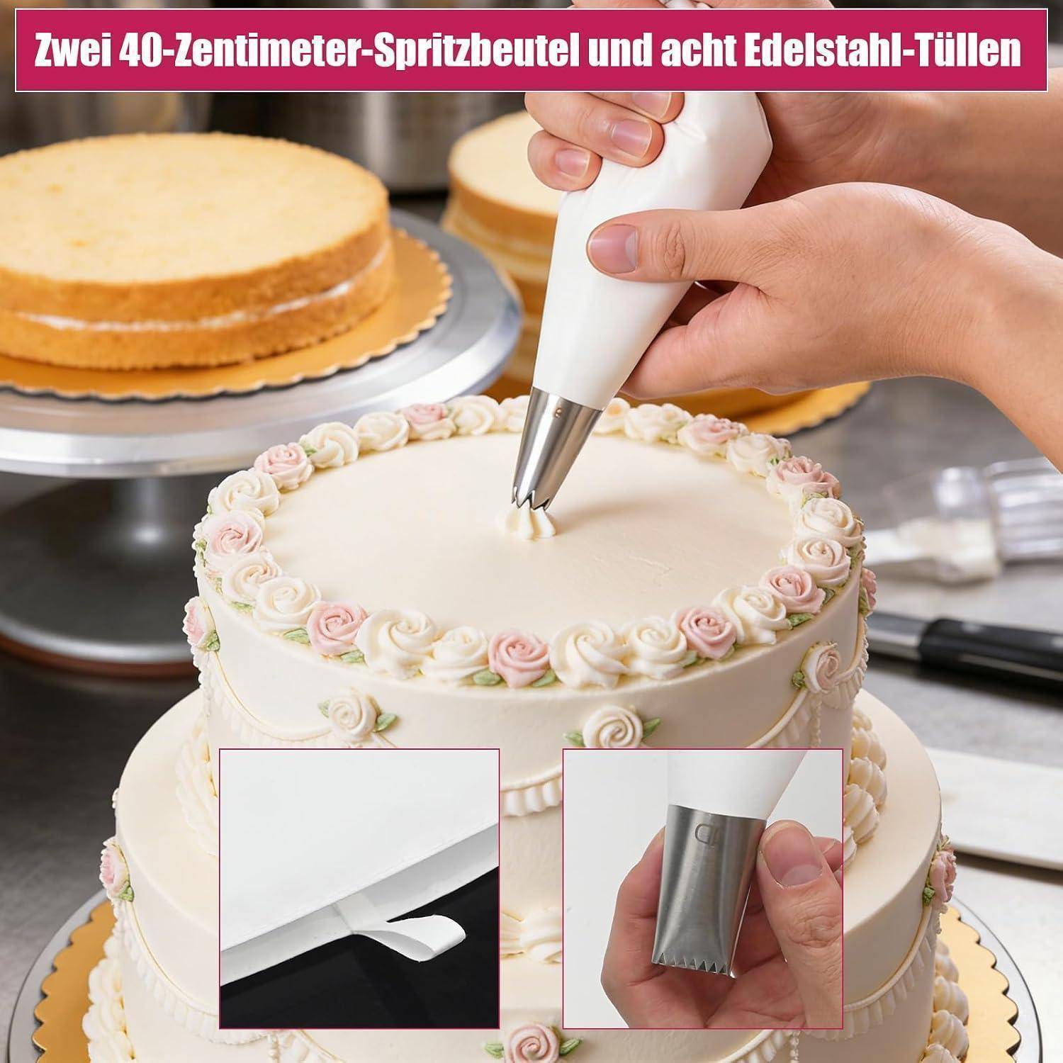 Hände spritzen Glasur mit einem Spritzbeutel und Metallspitze auf einen dekorierten Kuchen; Einsatzbilder zeigen enthaltene Spritzwerkzeuge, mit deutschem Text „Zwei 40-Zentimeter-Spritzbeutel und acht Edelstahl-Tüllen