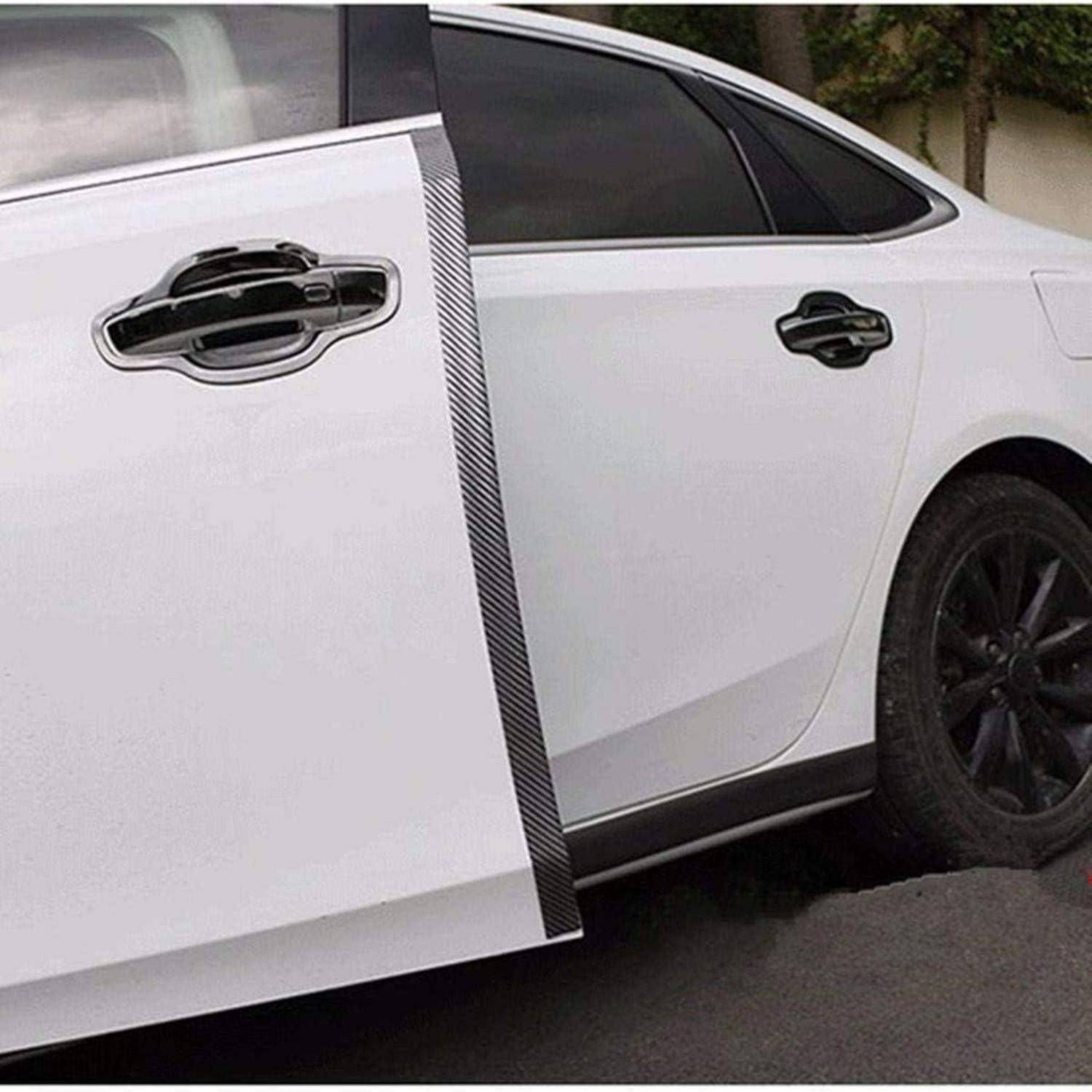Weißer Sedan mit einer teilweise offenen Tür, wobei ein gestreiftes Kantendetail zwischen den vorderen und hinteren Türen sichtbar ist.