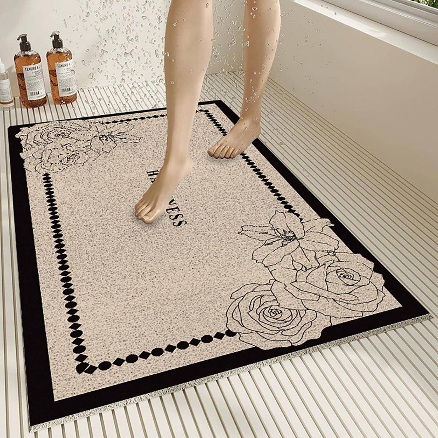 Schaufensterpuppen-Beine stehen auf einer gemusterten Badmatte in einem Badezimmer, mit zwei Shampoo-Flaschen auf einem Regal in der Nähe.