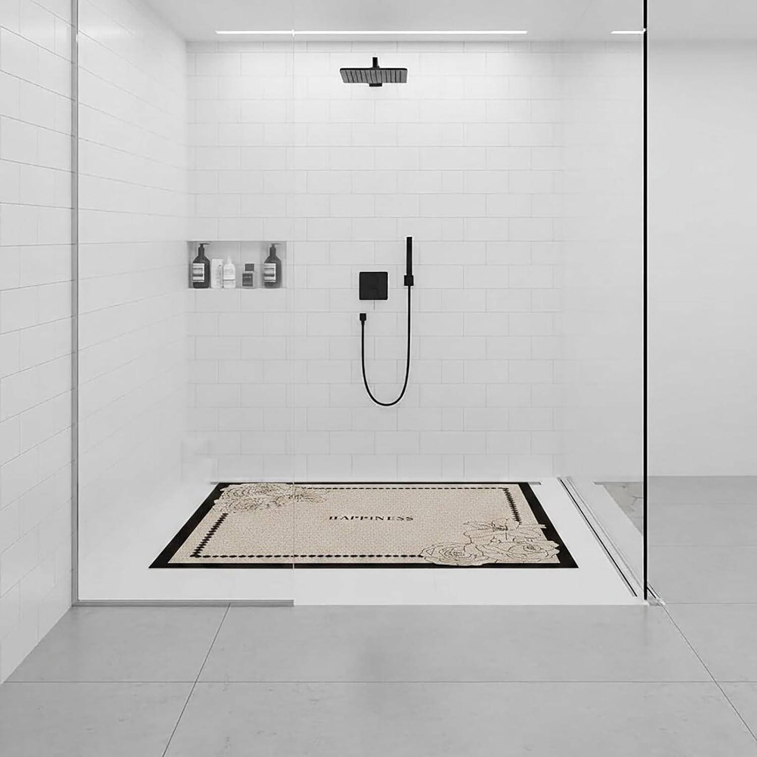 Minimale weiße geflieste begehbare Dusche mit Deckenregenshowerhead, tragbarem Handbrausekopf, eingelassenen Regalen und gemusterter Bodenmatte.