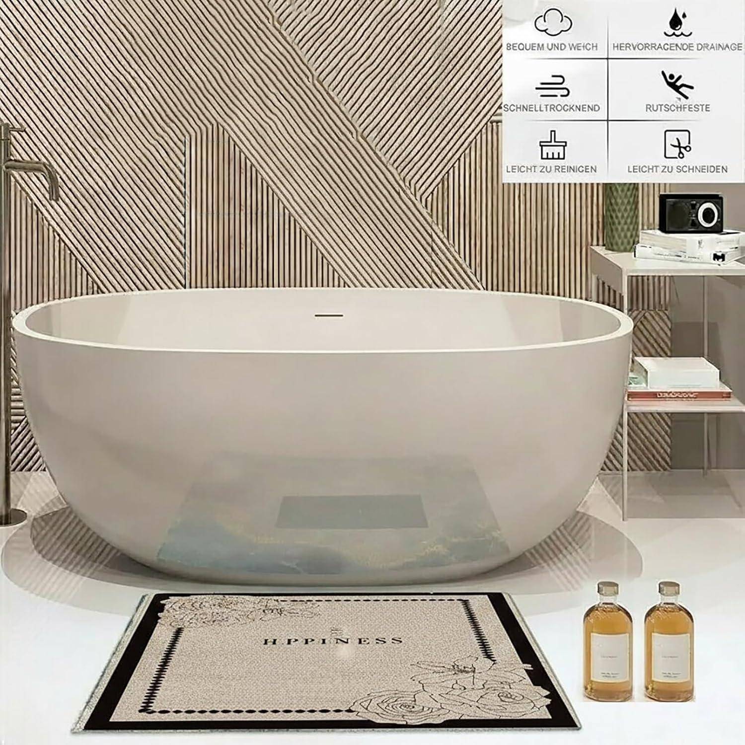 Modernes Badezimmer mit freistehender ovaler Badewanne, gemusterten Wandfliesen, einer Badmatte und zwei Flaschen; eingefügte Symbole heben die Eigenschaften schnelltrocknend, rutschfest, leicht zu reinigen und leicht zu schneiden hervor.