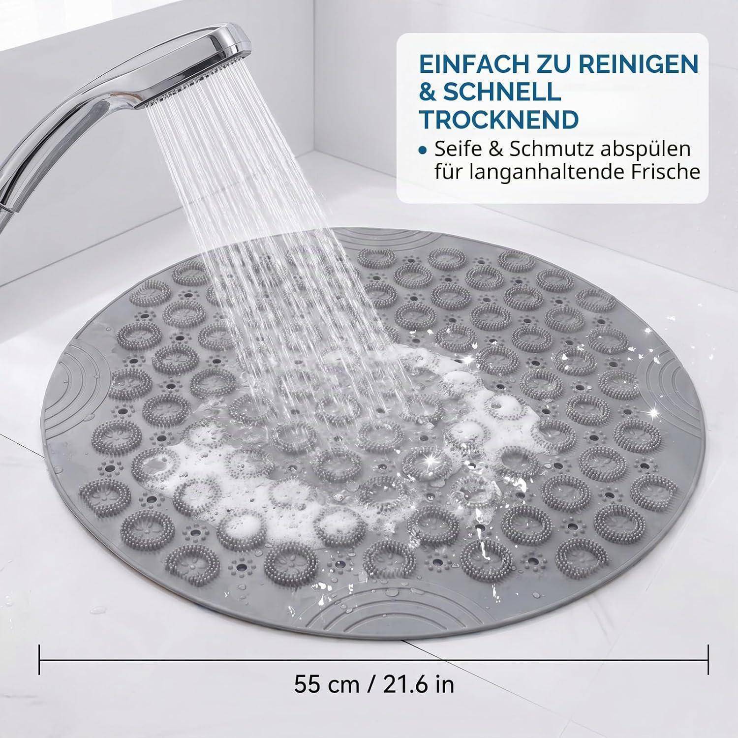Runde graue Duschmatte wird unter fließendem Wasser ausgespült; Text sagt „EINFACH ZU REINIGEN & SCHNELL TROCKNEND