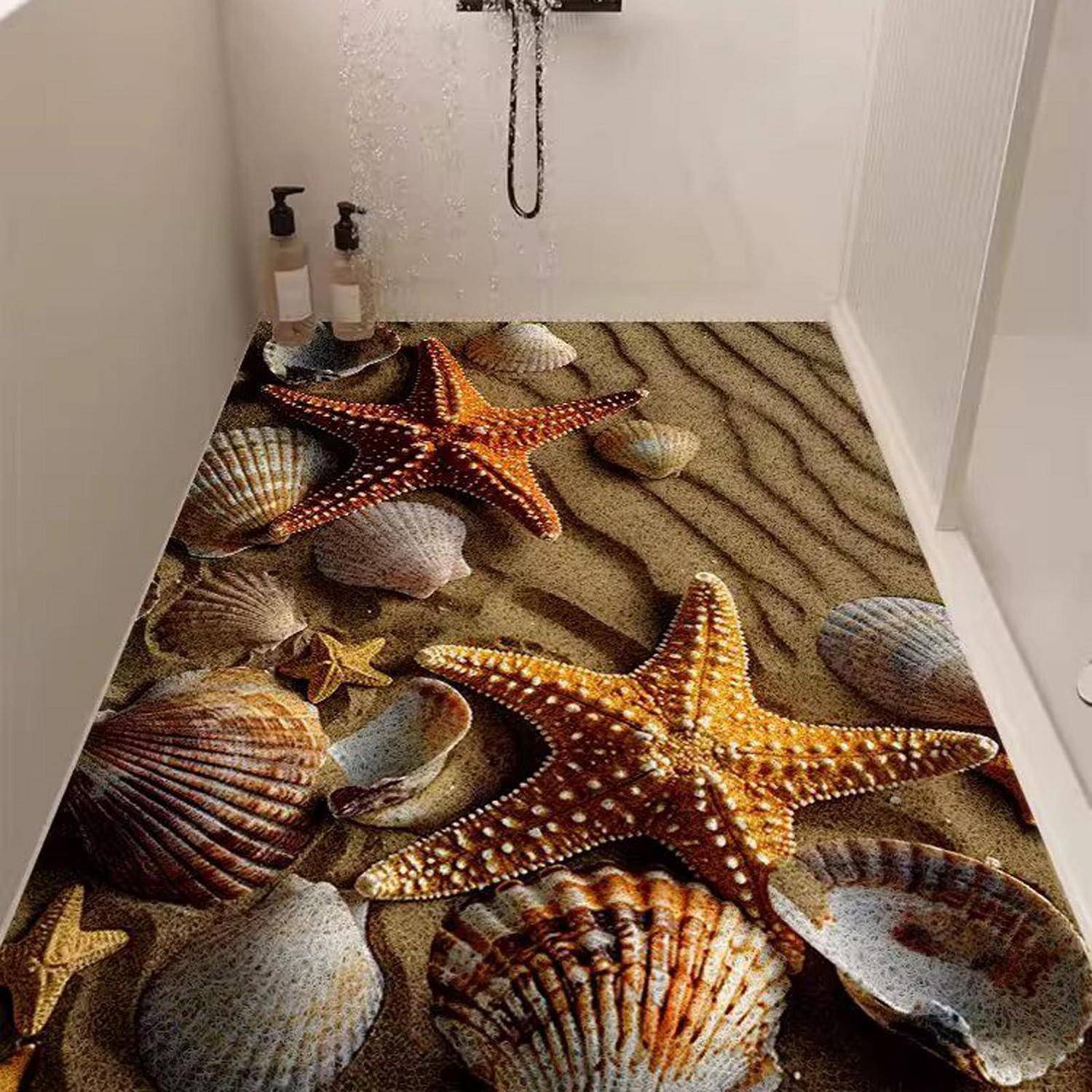 Badezimmerboden mit einem dekorativen Vinyl-Druck im Strandmotiv-Design mit Seesternen und Muscheln auf Sand.
