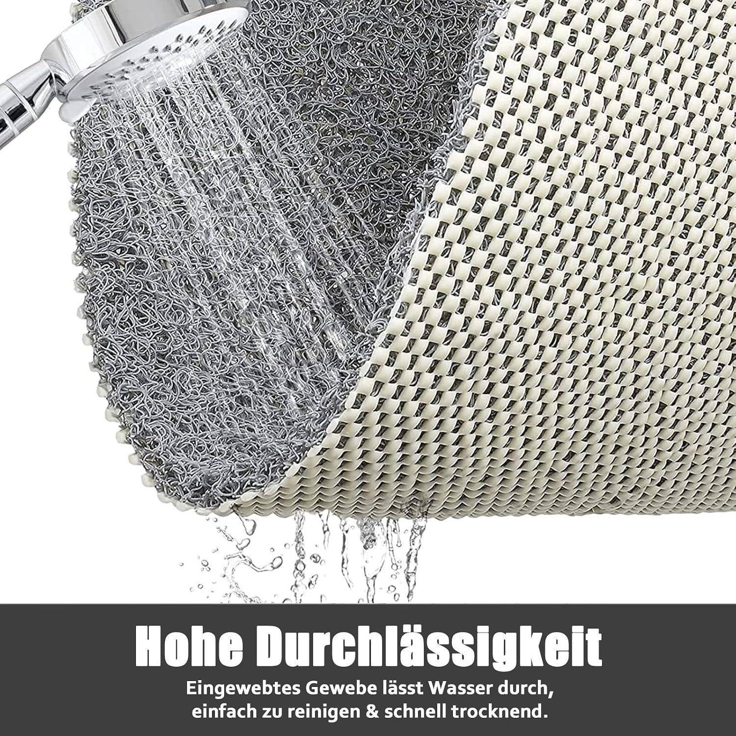 Duschkopf sprüht Wasser auf eine gewebte Matte, die hohe Durchlässigkeit zeigt; deutscher Text liest „Hohe Durchlässigkeit