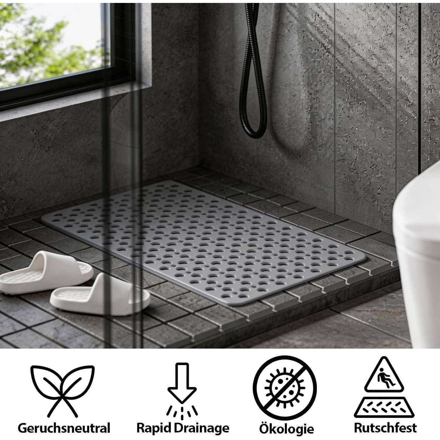 Badezimmerduschbereich mit perforierter Matte und Ablauf, plus Symbole mit den Bezeichnungen „Geruchsneutral", „Schnelle Entwässerung"", „Ökologie"" und „Rutschfest"", die Produktmerkmale hervorheben.