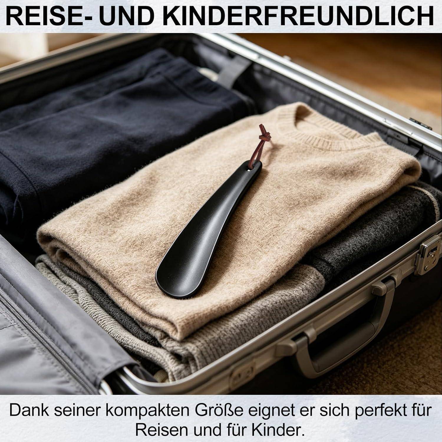 Kompakter Schuhlöffel, der auf gefalteter Kleidung in einem offenen Koffer ruht, veranschaulicht, dass er reisefreundlich und für Kinder geeignet ist.