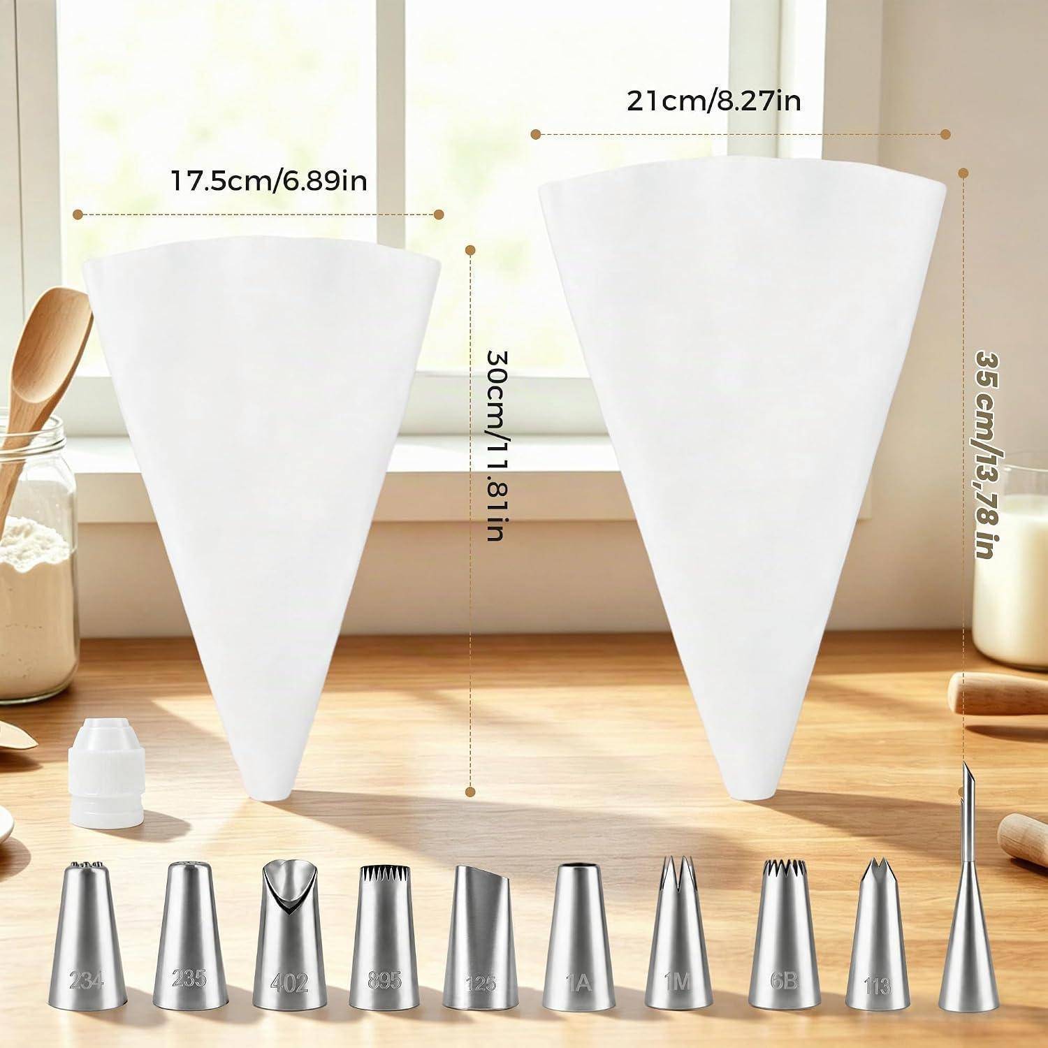 Zwei weiße Spritzbeutel, einer 17,5 cm breit und 30 cm hoch, der andere 21 cm breit und 35 cm hoch, mit mehreren Metallspritztüllen, die darunter angezeigt werden.