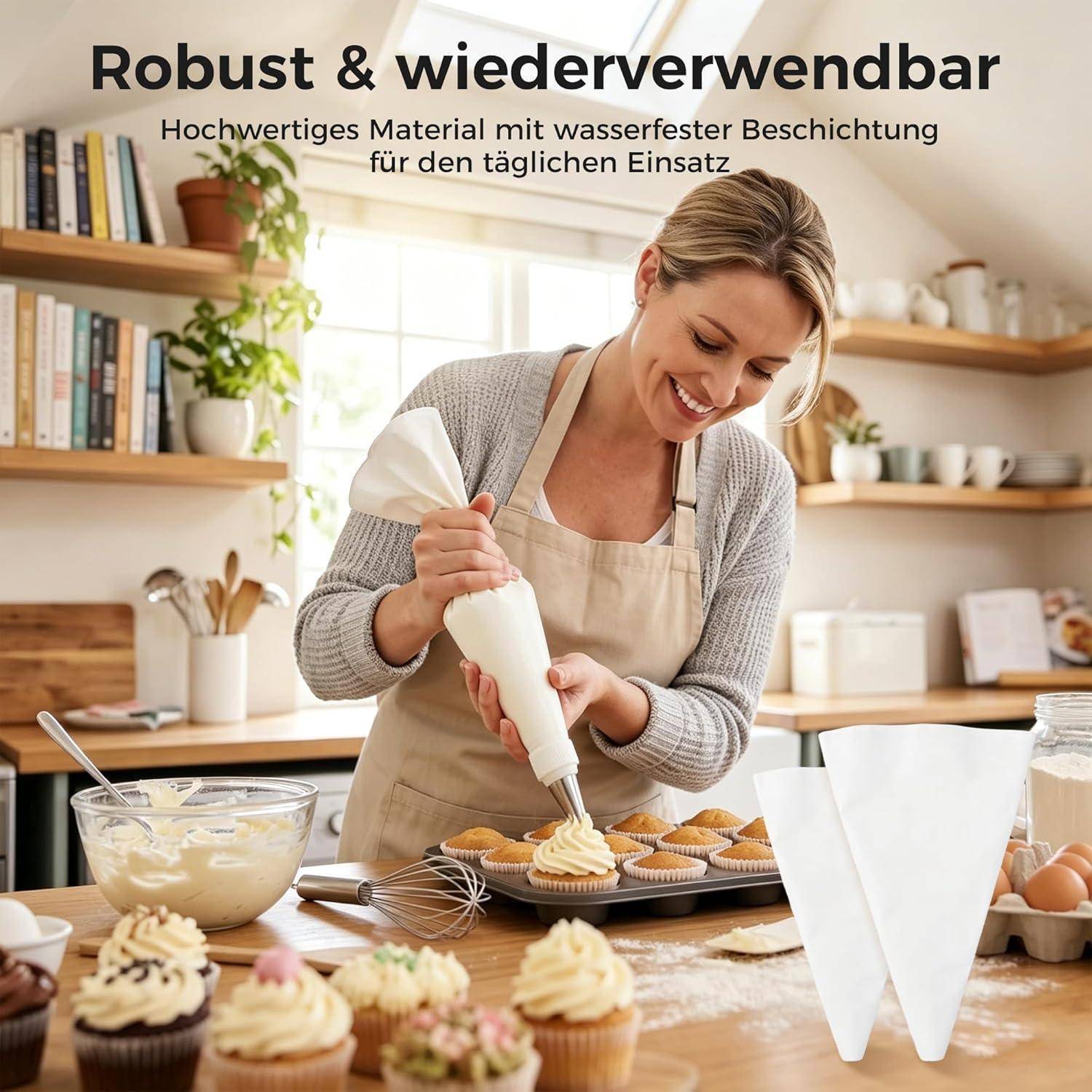 Frau in einer Küche, die mit wiederverwendbaren, waschbaren Spritzbeuteln Frosting auf Cupcakes aufspritzt; deutscher Text lautet „Robust & wiederverwendbar