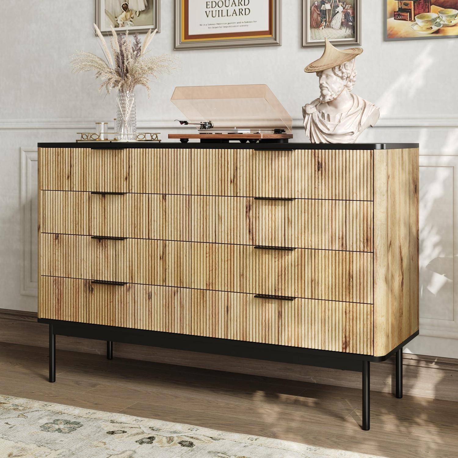 Kommode mit sechs Schubladen aus Holz mit schwarzen Metallbeinen in einem stilvollen Zimmer, belegt mit Dekoration und einem Plattenspieler.