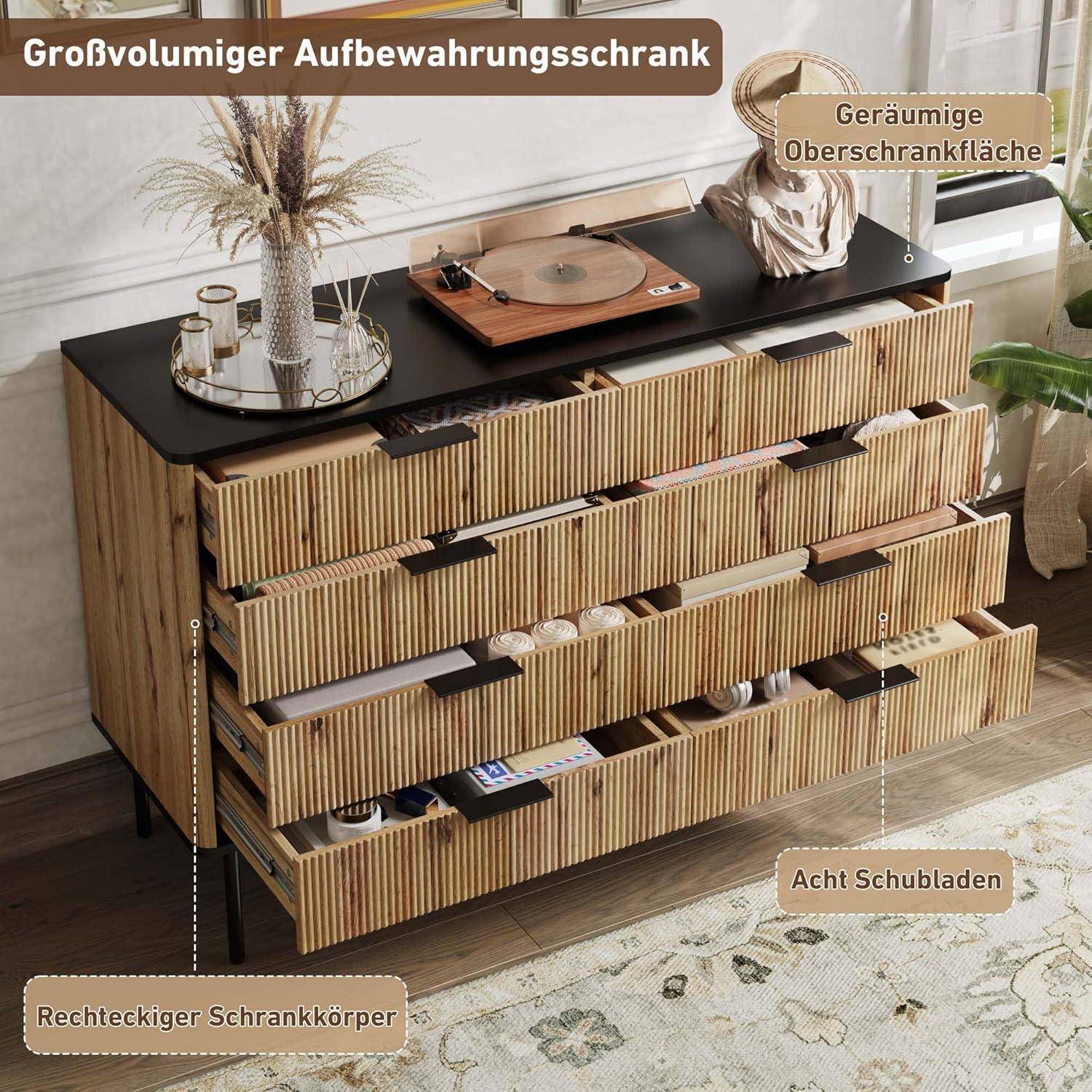 Holzlagerungschrank mit schwarzer Oberseite und acht Schubladen, in einem Wohnzimmer mit Dekoration und einem Plattenspieler gezeigt; deutsche Etiketten heben großes Fassungsvermögen und geräumige Oberseite hervor.