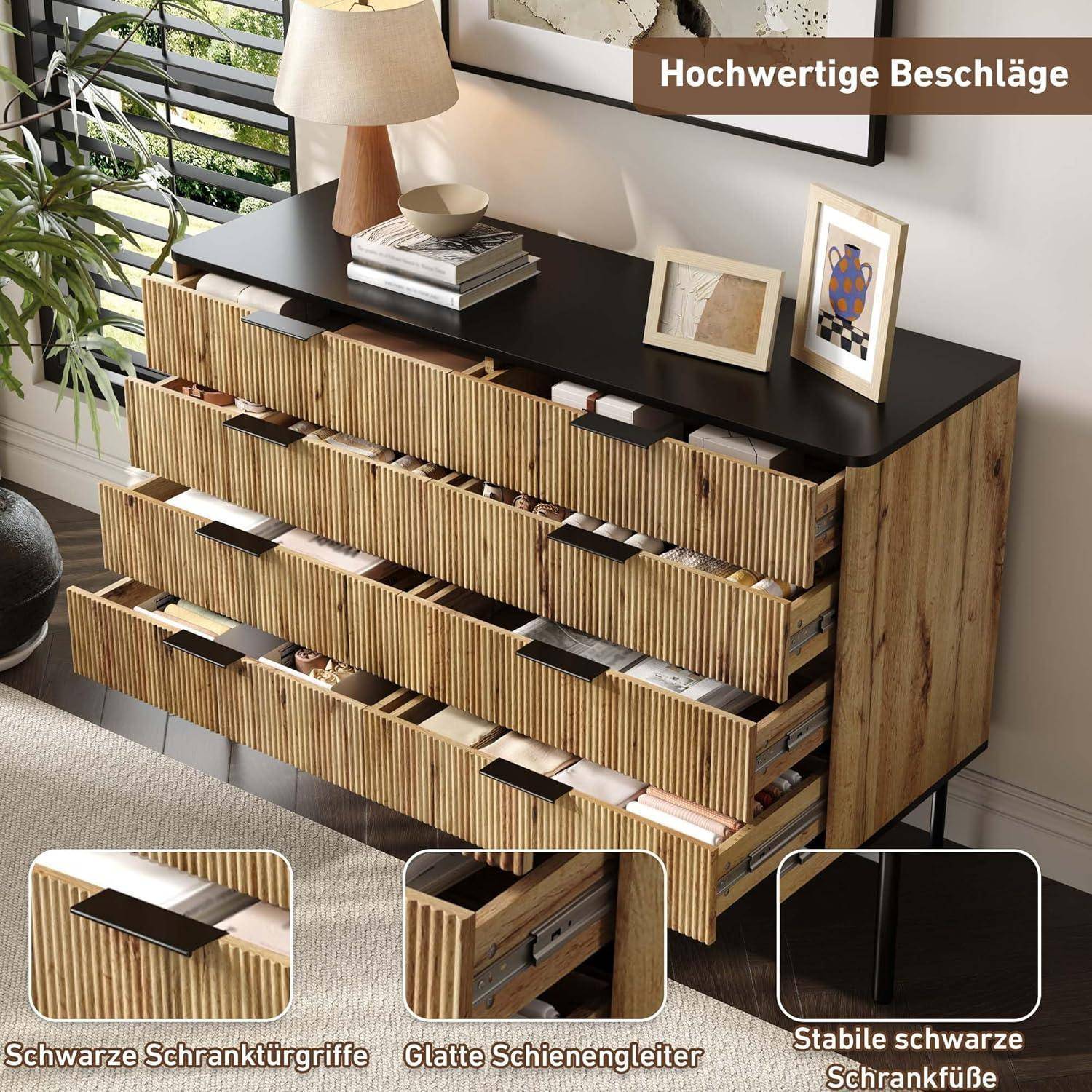 Holzkommode mit schwarzer Platte und drei offenen Schubladen, die 