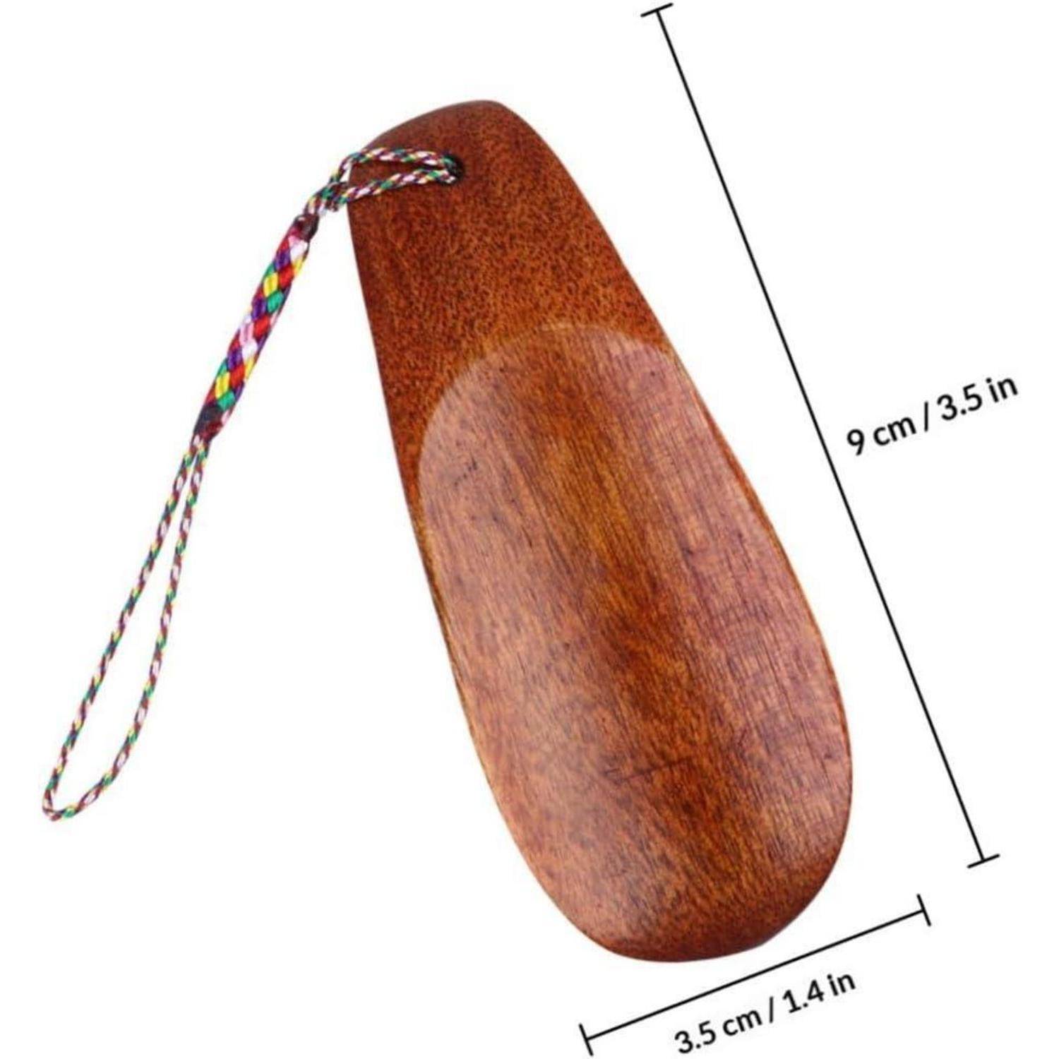 Holzer Schuhlöffel aus Holz in Ovalform oder Schlüsselanhänger mit mehrfarbigem Handgelenkband, gezeigt mit Abmessungen von 9 cm (3,5 Zoll) Länge und 3,5 cm (1,4 Zoll) Breite.