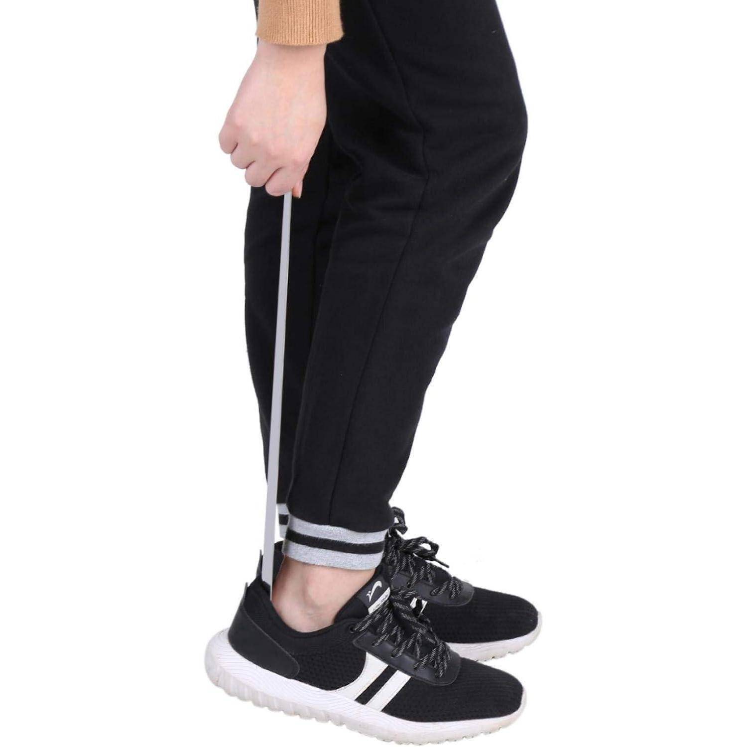 Person, die den Schrittlängen mit einem Maßstab misst, der von der Taille bis zum Knöchel gehalten wird, zeigt die Hosenlänge an einem stehenden Mannequin.