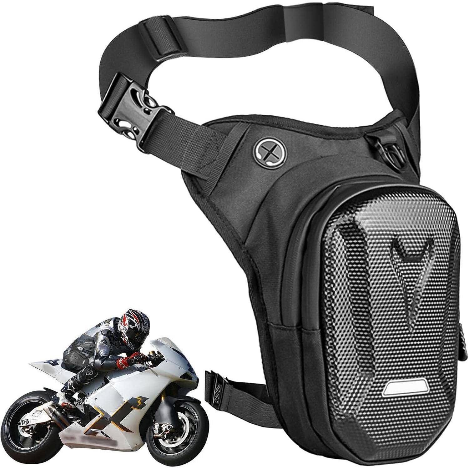 Schwarze Motorrad-Beinmutter mit verstellbarem Hüftgurt und vorderer reflektierender Tasche, neben einem Sportbike-Fahrer zur Größenreferenz gezeigt.