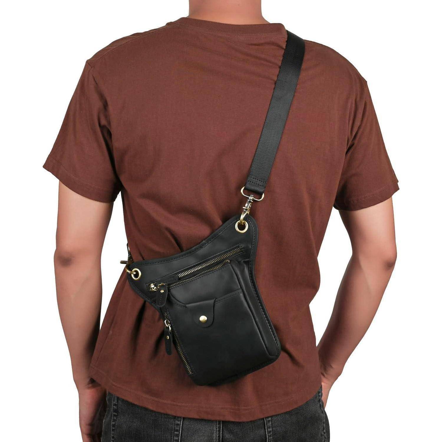 Rückansicht einer Person, die eine schwarze Umhängetasche über einem braunen T-Shirt trägt.