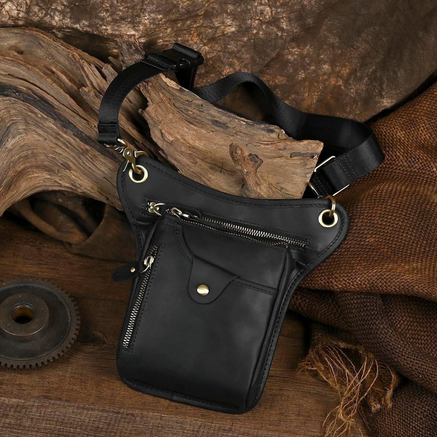 Schwarze Lederhüfttasche mit verstellbarem Riemen und vorderer Reißverschlusstasche, präsentiert auf einer rustikalen Holzoberfläche mit Jute- und Holzaccessoires.