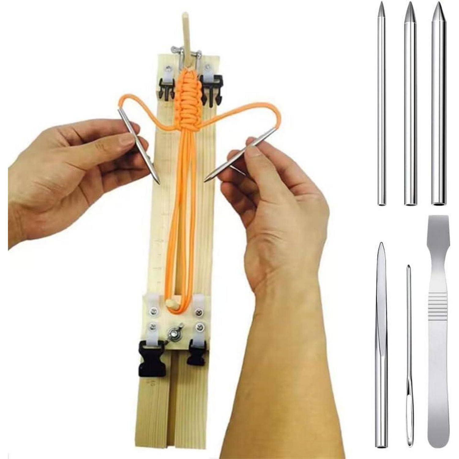 Hände bedienen ein hölzernes Paracord-Webgerät, spannen orangefarbenes Seil mit Metallwerkzeugen an; die Einfügung zeigt mehrere Näh- und Hebewerkzeuge.