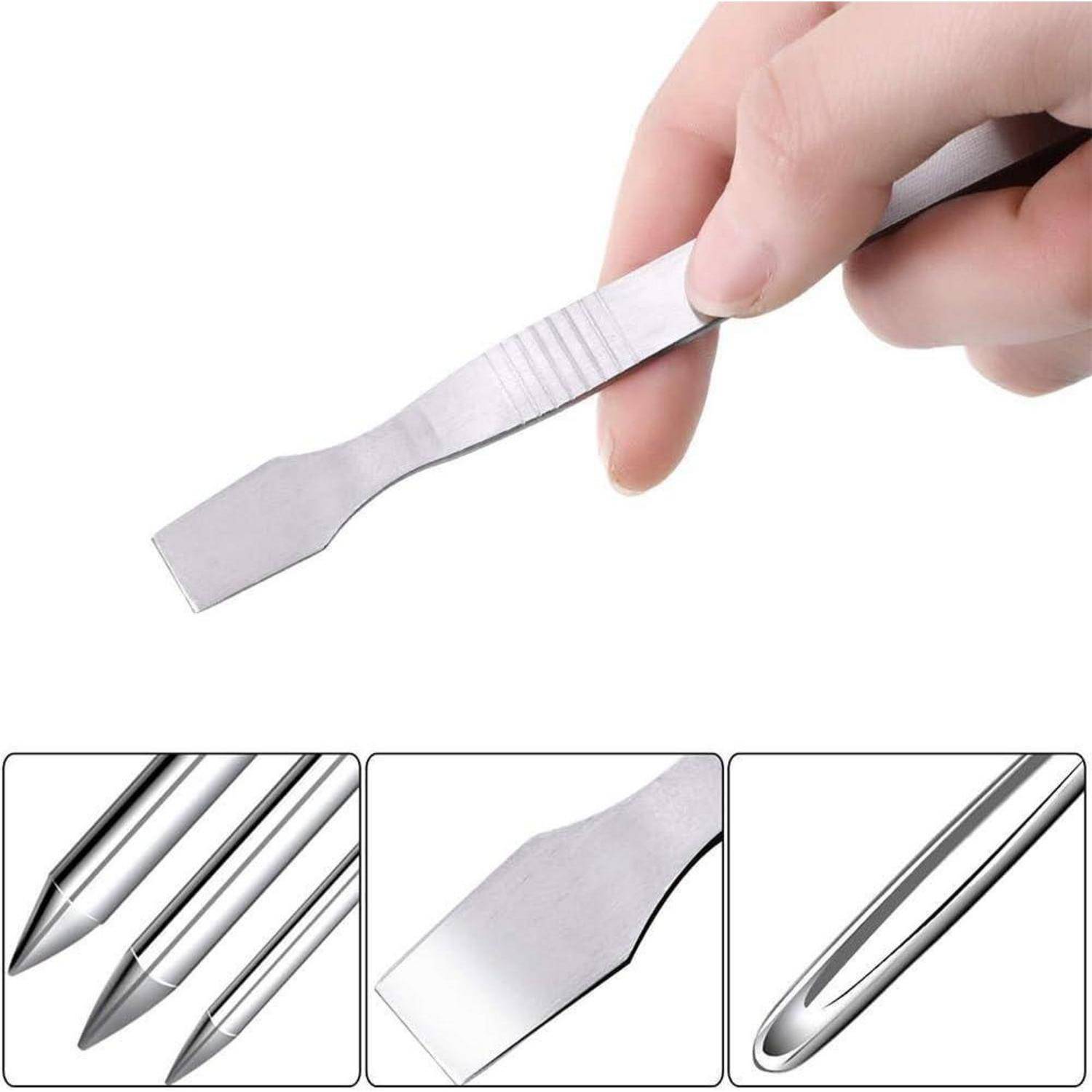 Hand hält ein metallisches pinzetten-ähnliches Hautpflegegerät mit einer flachen Spatel-Spitze; untere Bereiche zeigen Nahaufnahmen der spitzen und flachen Enden.