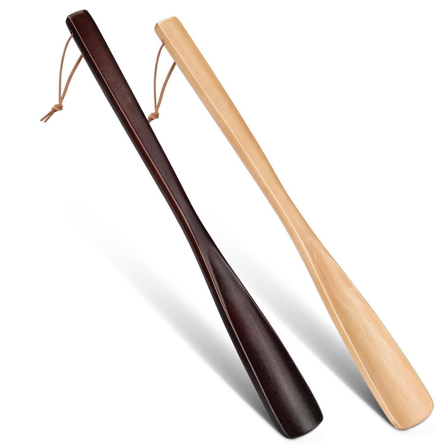 Zwei Schuhanzieher aus Holz, einer dunkelbraun und einer hellbeige, nebeneinander auf weißem Hintergrund abgebildet.