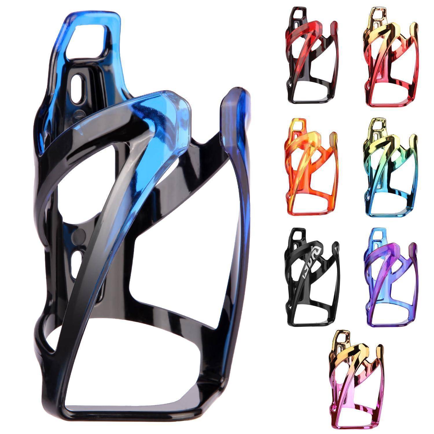 Bunte Fahrrad-Flaschenhalter in verschiedenen Ausführungen, mit einem großen blau-schwarzen Halter prominent gezeigt und kleineren Farboptionen auf der rechten Seite angeordnet.