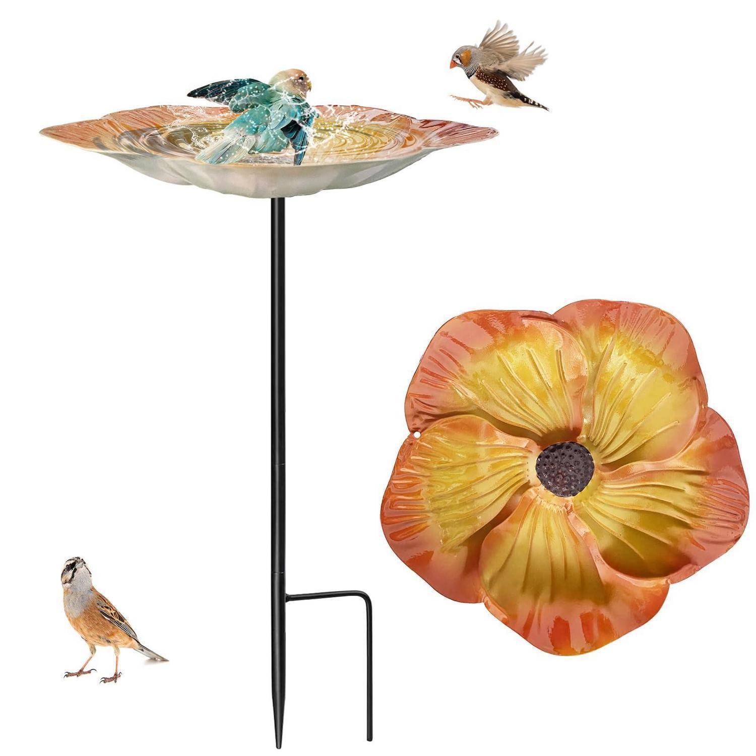Dekoratives Metall-Vogeltränken-Stöckchen mit flacher Schale und orangefarbigem blütenförmigem Becken, dargestellt mit drei kleinen Vögeln rundherum.