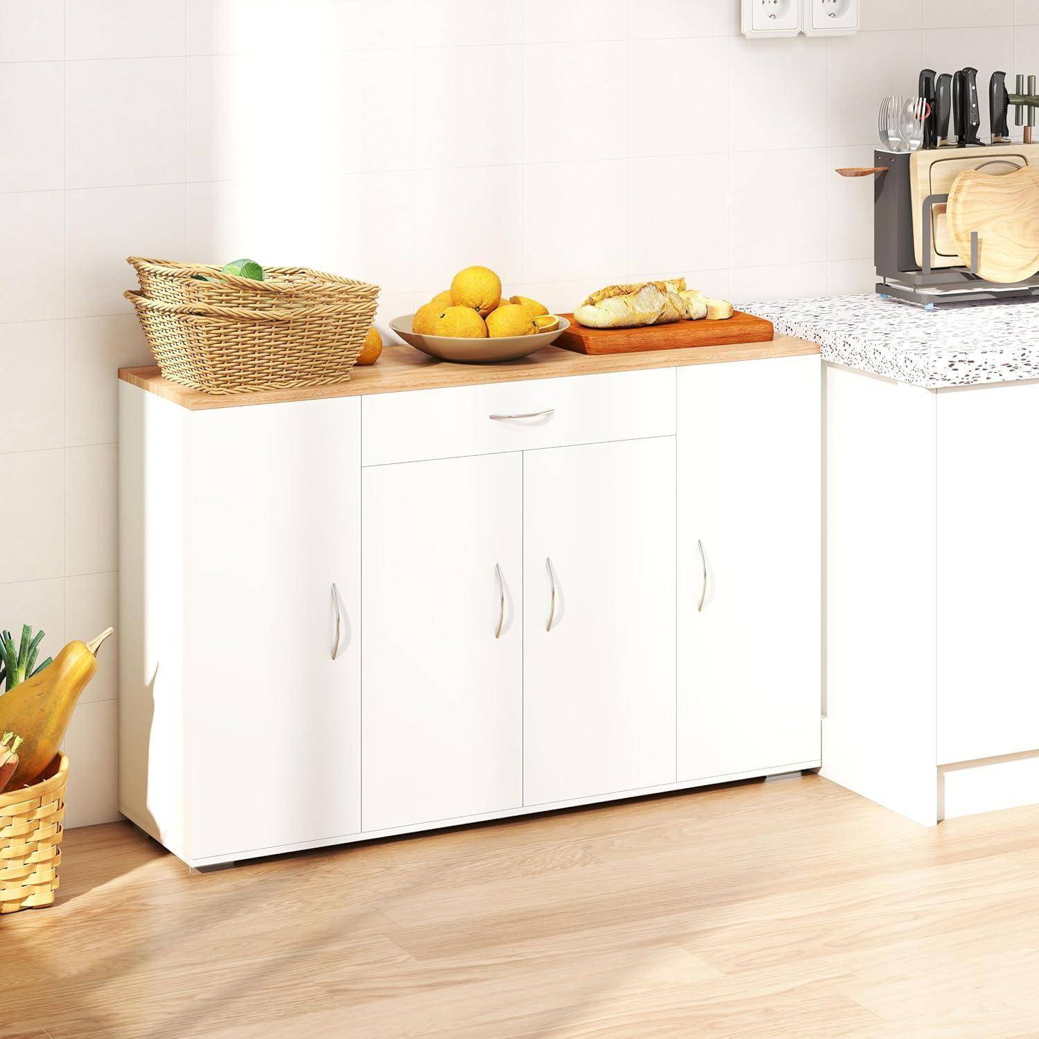 Weißer Küchenschrank mit Holzplatte, auf dem ein Korb, eine Schüssel mit Zitronen und ein Schneidebrett mit Brot stehen; Arbeitsplatte und Toaster auf der rechten Seite.