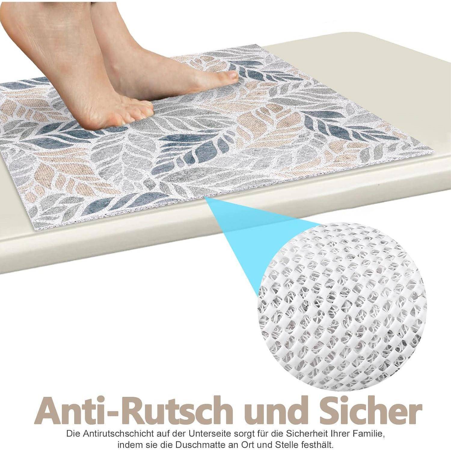Füße stehen auf einer blattgemusterten Badematte auf einer nassen Oberfläche, mit einer Nahaufnahme des rutschfesten Unterteils und deutschem Text 