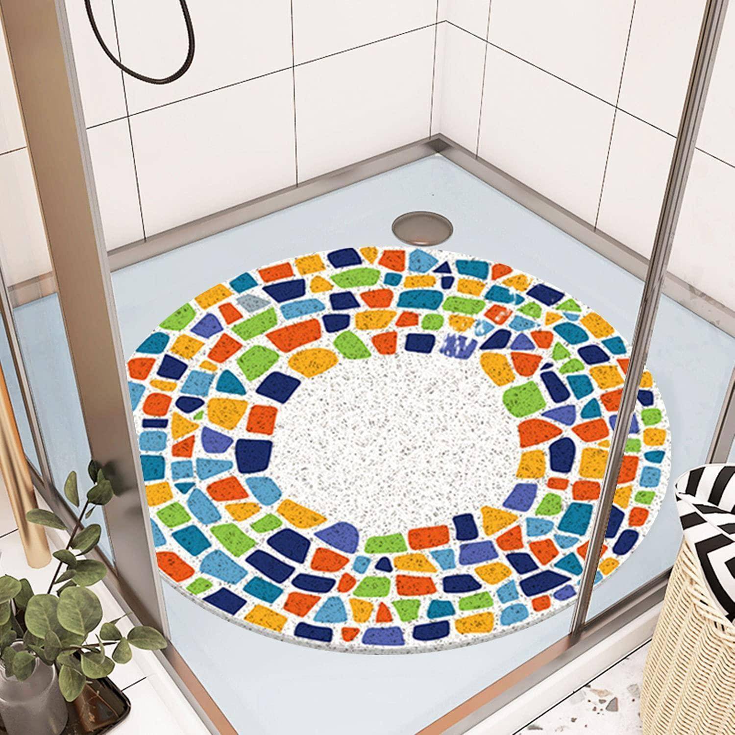 Farbenfroher kreisförmiger Mosaikfussboden mit zentralem Ablauf, photographiert in einer gefliesten begehbaren Dusche.