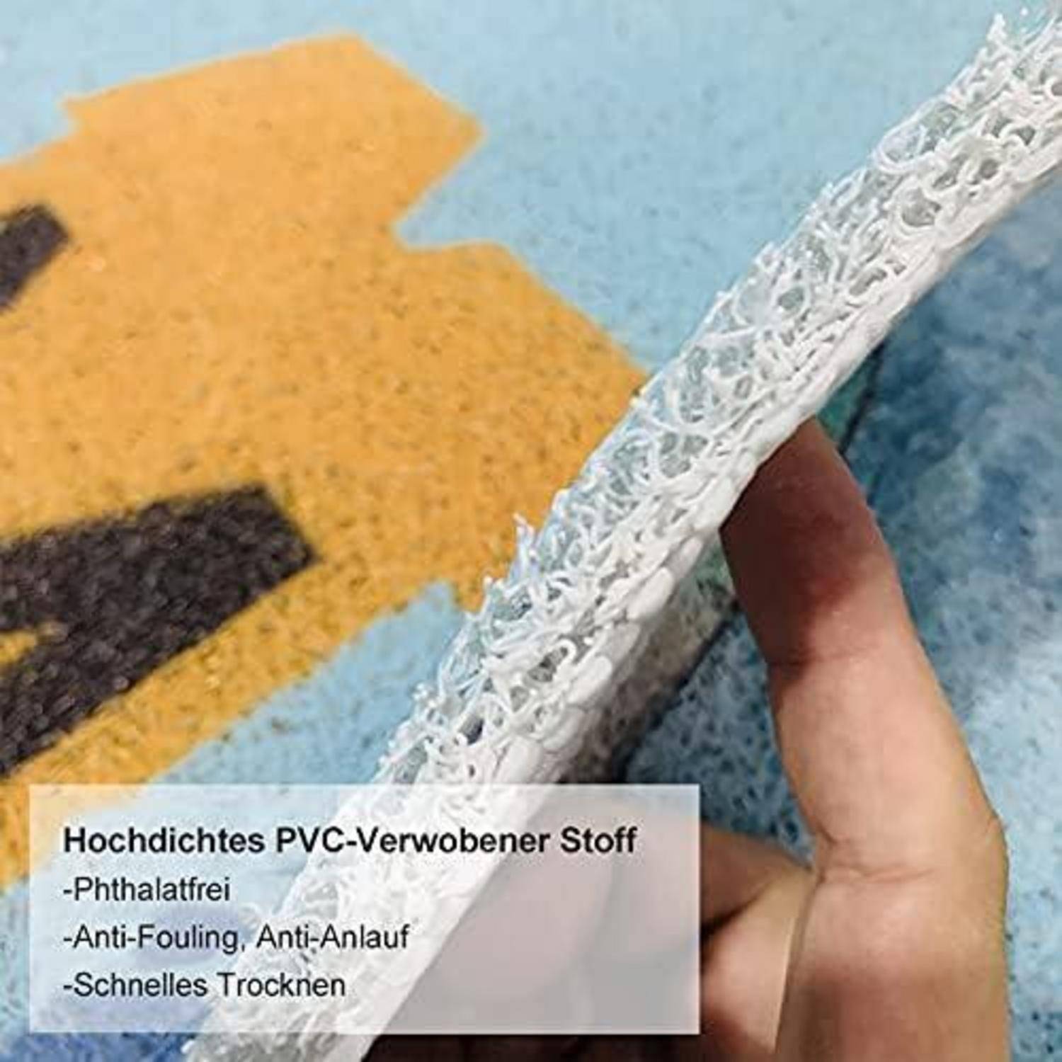 Hand hält eine strukturierte weiße PVC-Gewebemusterfläche; deutscher Text hebt hochdichtes, phthalafreies, antifouling-, schnelltrocknende Material hervor.