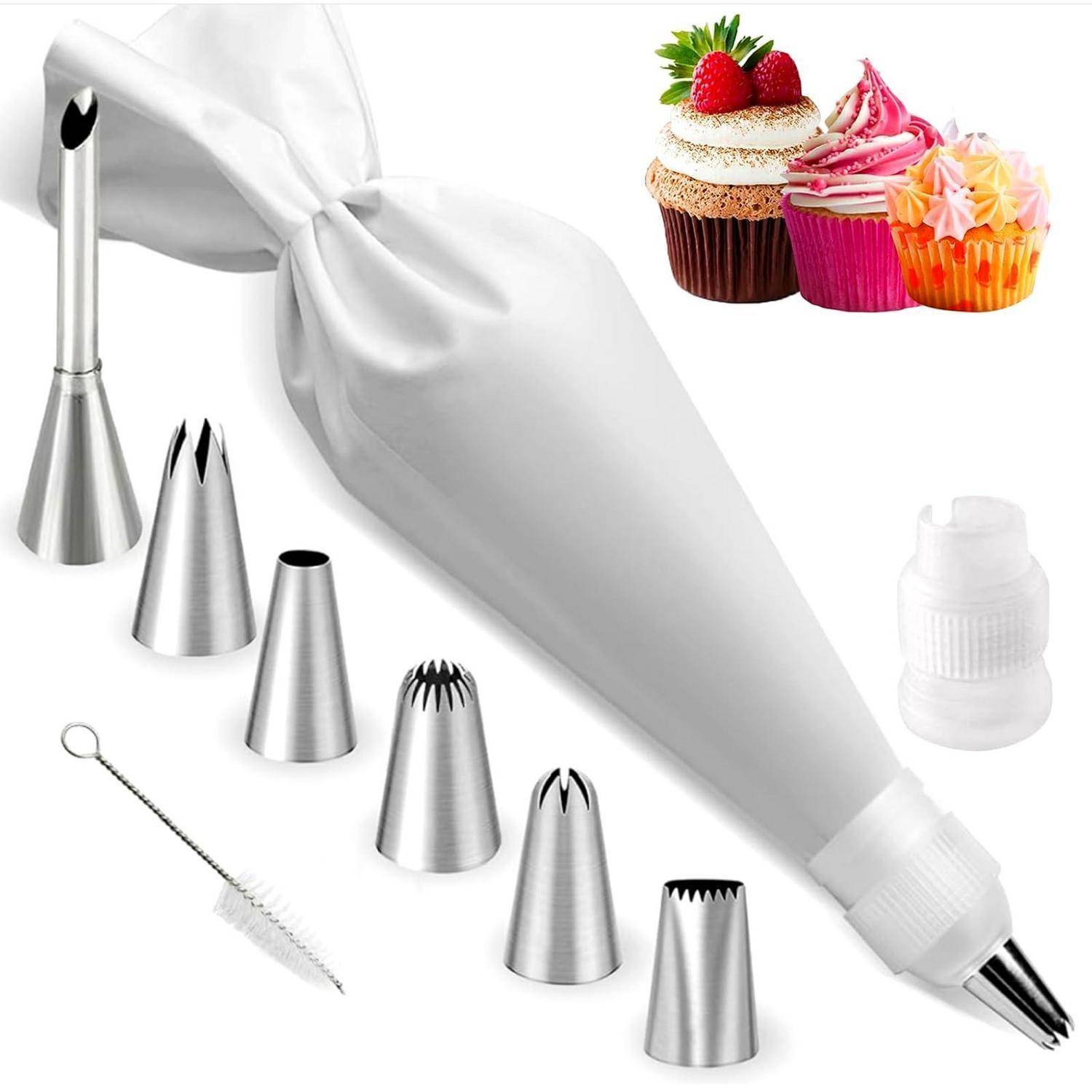 Spritzbeutel-Set mit sechs Metalldekorspitzen, einem Adapter und einer Reinigungsbürste, gezeigt mit glasierten Cupcakes.
