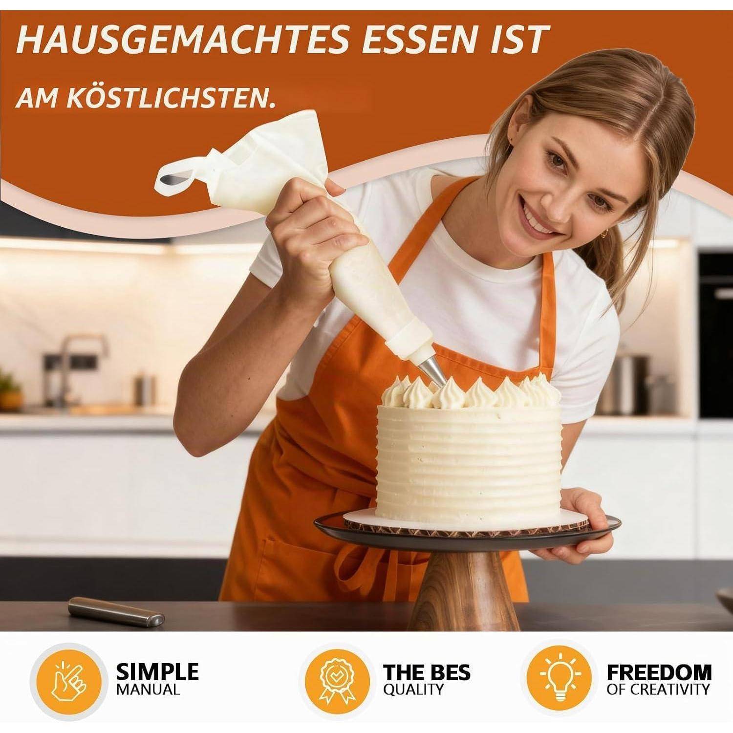 Eine Frau in einer orangefarbenen Schürze dekoriert einen glasierten Kuchen mit einem Spritzbeutel in einer Küche; der Anzeigentext sagt „HAUSGEMACHTES ESSEN IST AM KÖSTLICHSTEN.