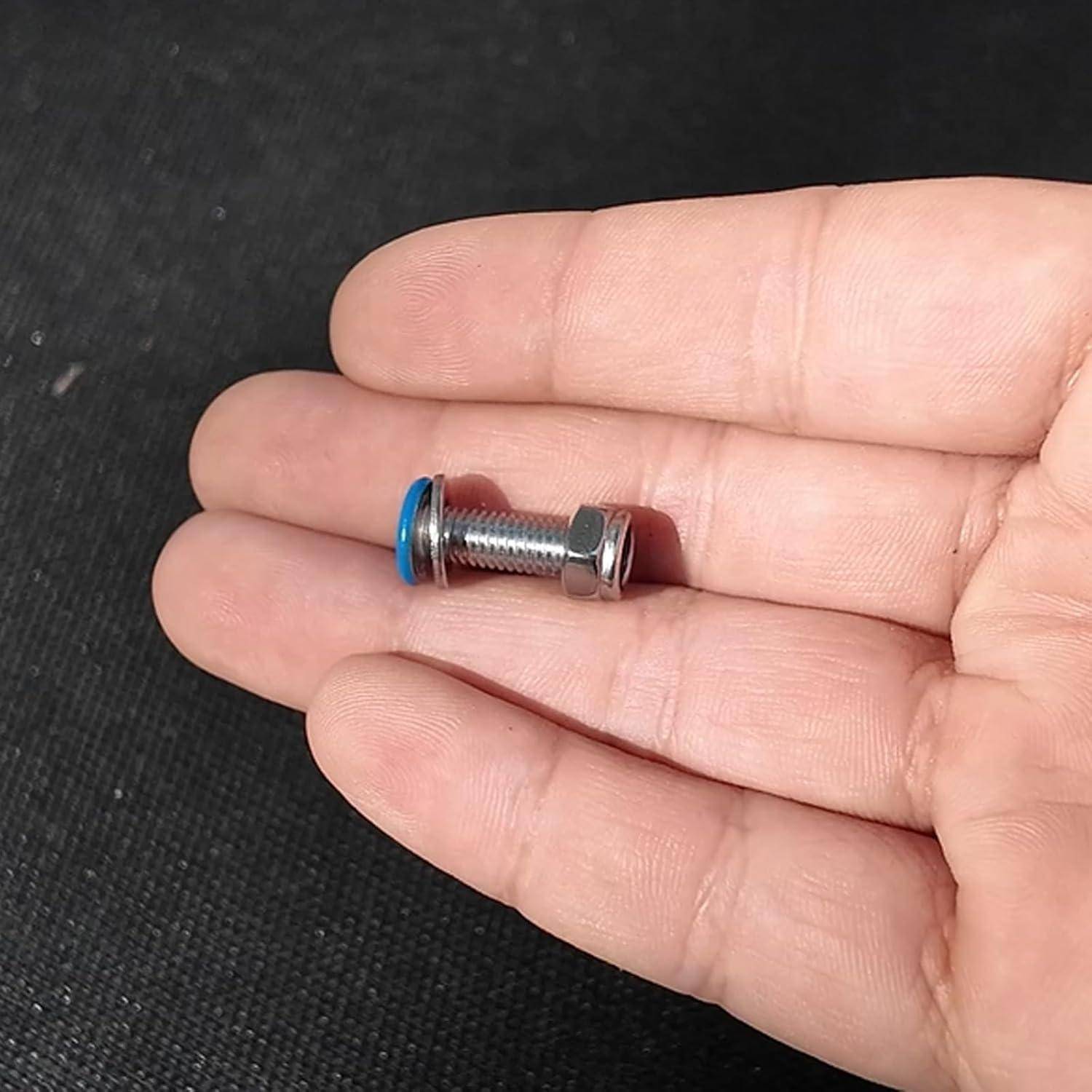 Ein kleiner Metallbolzen mit einer blauen Unterlegscheibe und einer Sechskantmutter ruht auf einer offenen Handfläche.