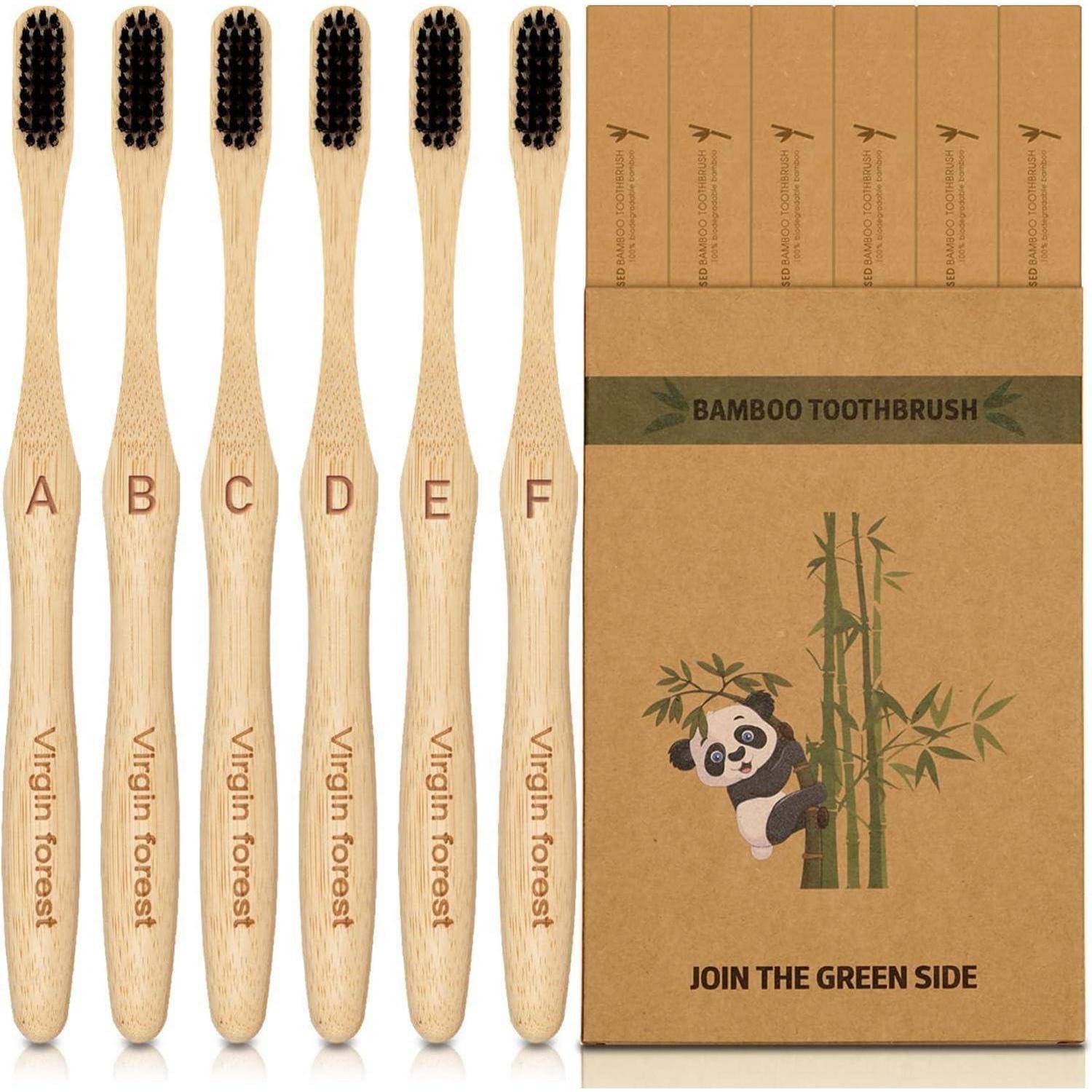 Sechs Bambus-Zahnbürsten mit den Bezeichnungen A-F neben einer Schachtel „BAMBOO TOOTHBRUSH