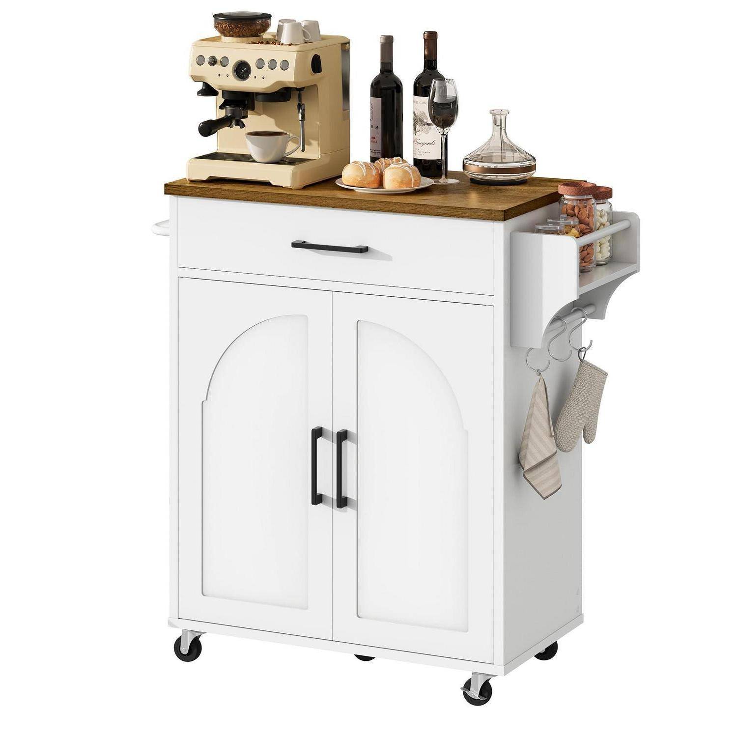 Weißer Küchenwagen mit Holzplatte, Espressomaschine, Weinflaschen, Brot, Glasglocke, seitlichem Gewürzregal und hängenden Handtüchern auf Rollen.