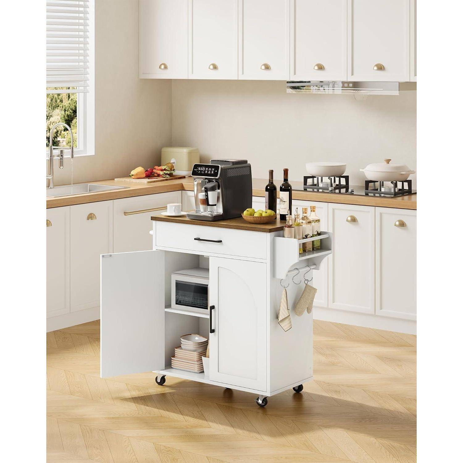 Weißer Küchenwagen mit Kaffeemaschine, Mikrowelle, Geschirr und hängenden Küchenutensilien in einer hellen modernen Küche.
