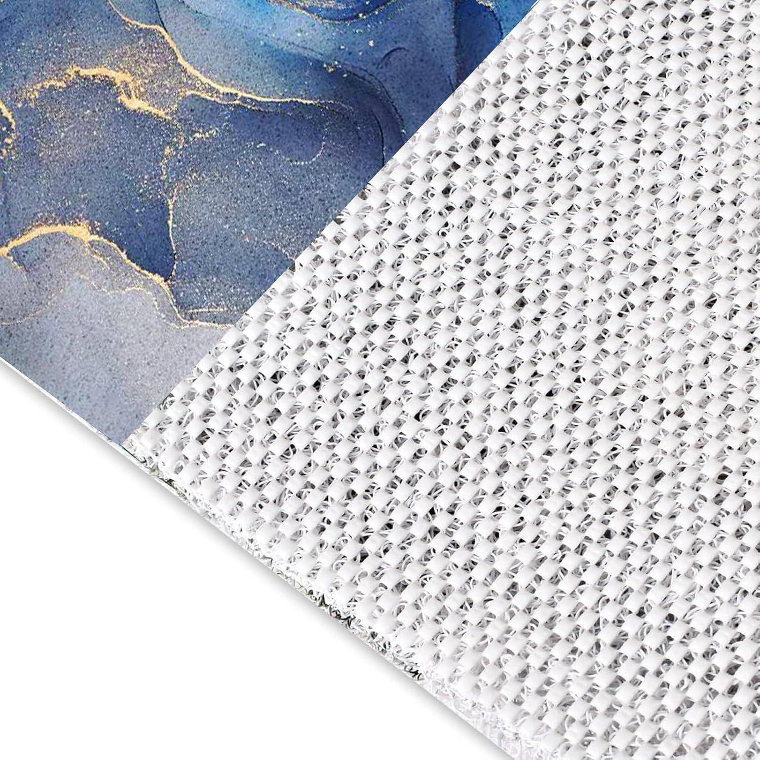 Nahaufnahme eines strukturierten weißen Rückens mit einer teilweise sichtbaren blau-goldenen Marmorflächenoberfläche darunter, die die Unterseite und den Rand des Materials zeigt.