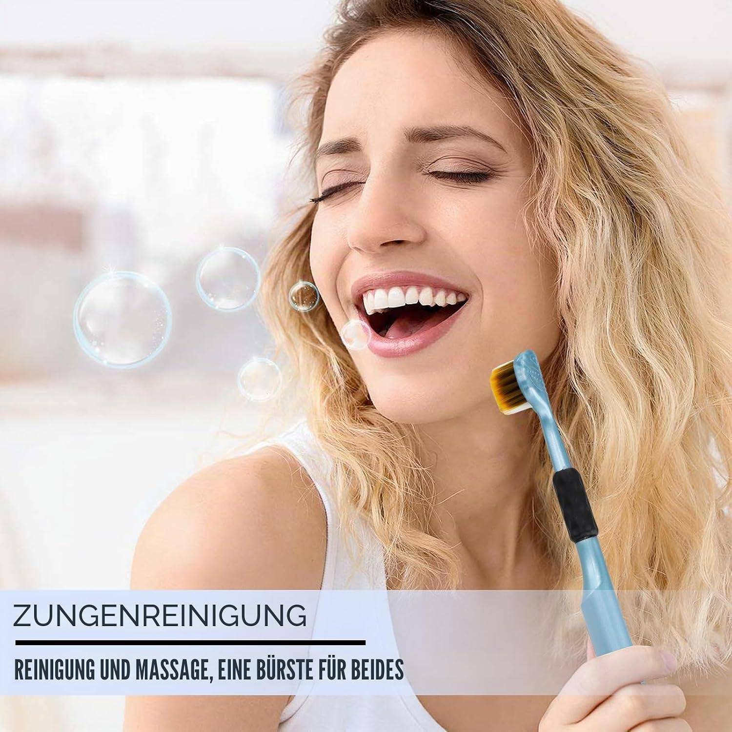 Lächelnde Frau putzt sich ihre Zunge mit einer blauen Zahnbürste; der Text lautet „ZUNGENREINIGUNG