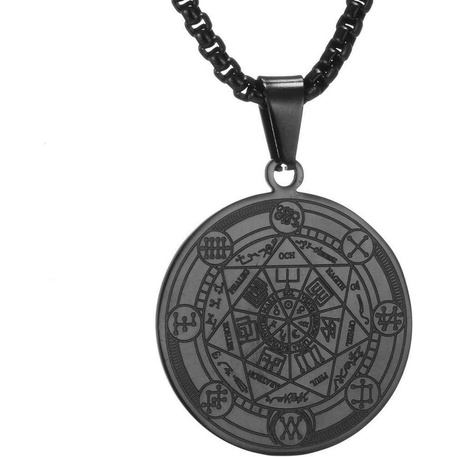 Schwarze Kettenkette mit einem runden Anhänger, der mit einem komplizierten okkulten Symbolomuster graviert ist.