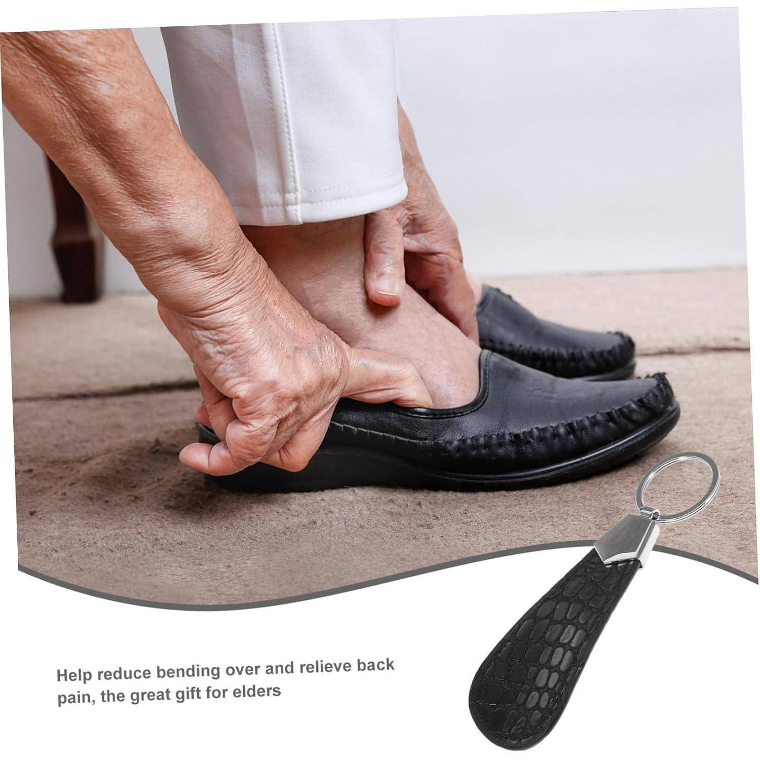 Hände, die einen Schuhlöffel verwenden, um einer älteren Person zu helfen, schwarze Slip-On-Schuhe anzuziehen; der Text besagt, dass dies das Bücken und Rückenschmerzen bei älteren Menschen reduziert.